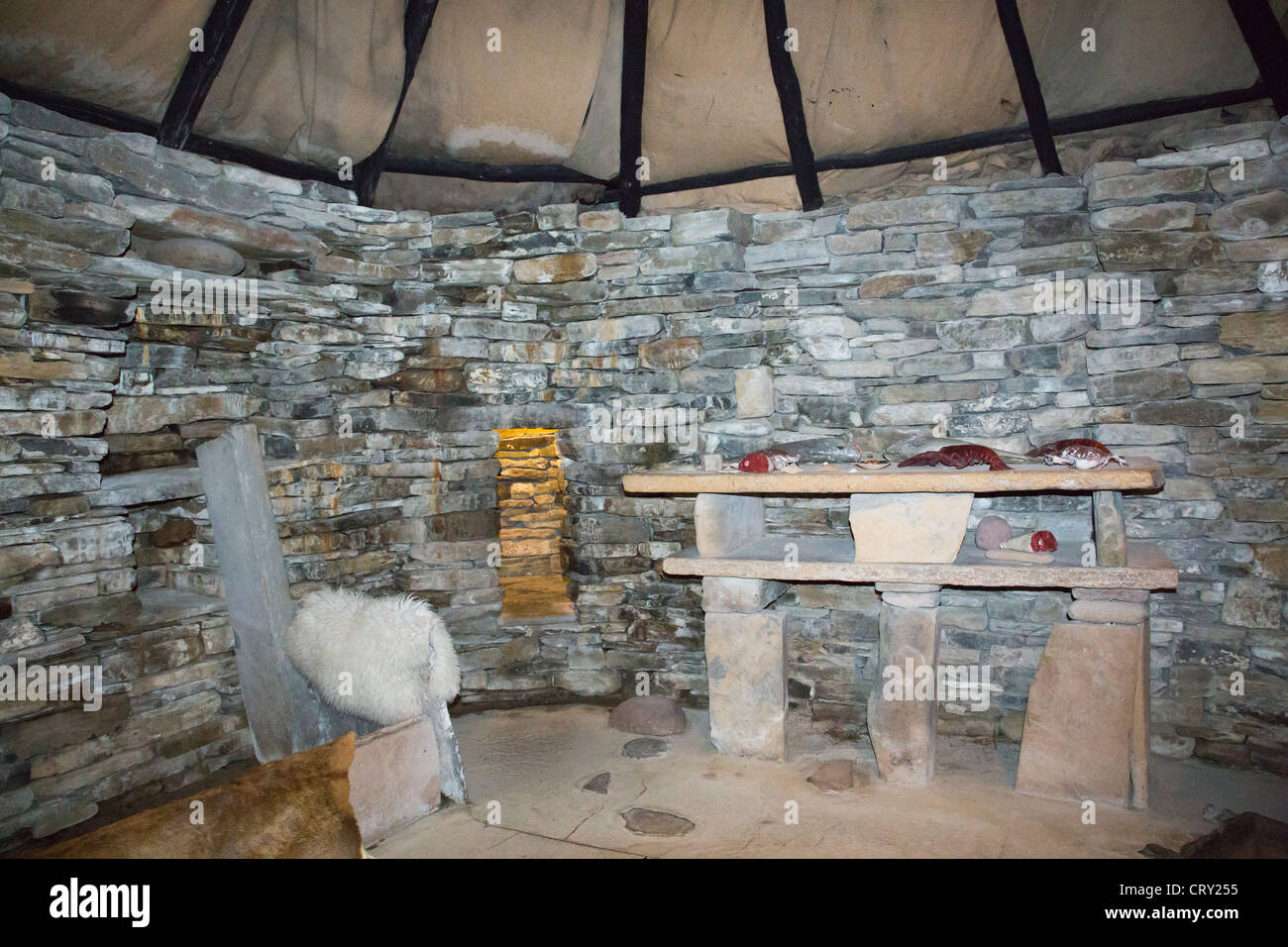 Primigenie mobili di pietra all'interno di un neolitico ricostruito casa rotonda a Skara Brae Visitor Center Isole Orcadi Scozia UK Foto Stock