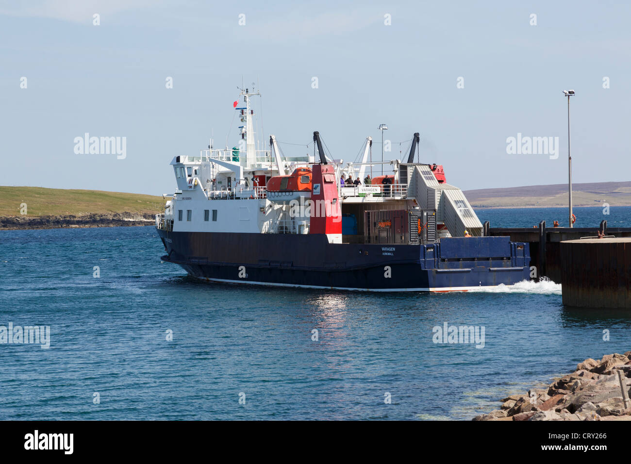 Il traghetto Varagen con partenza dal molo per Kirkwall da Rapness, Westray Isola, Orkney Islands, Scotland, Regno Unito Foto Stock