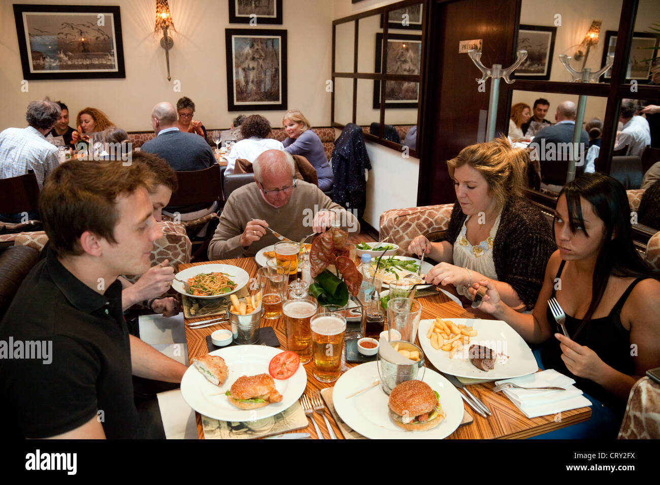 Persone mangiare nel ristorante BBar, Victoria, London REGNO UNITO Foto Stock