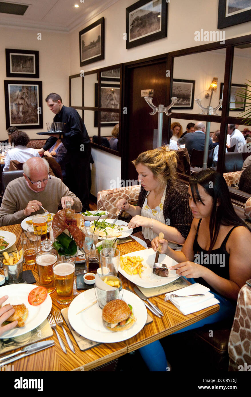 Persone mangiare nel ristorante BBar interno, Victoria, London REGNO UNITO Foto Stock