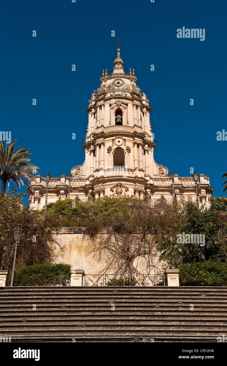 La facciata barocca siciliana del 1702 del Duomo di San Giorgio a Modica, in Sicilia. L'architetto fu Rosario Gagliardi Foto Stock