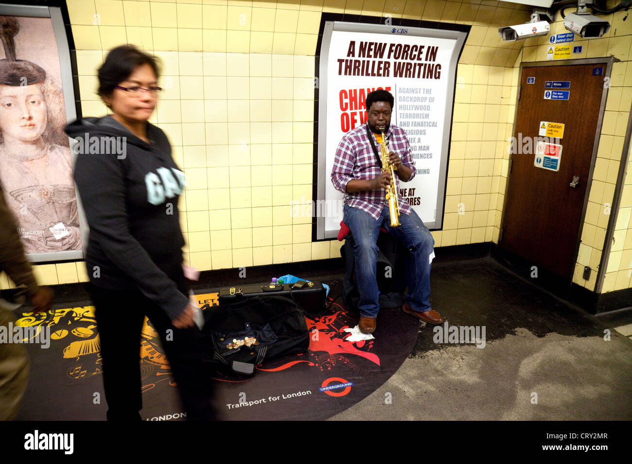 Busker sulla metropolitana di Londra suonare il sassofono, London REGNO UNITO Foto Stock