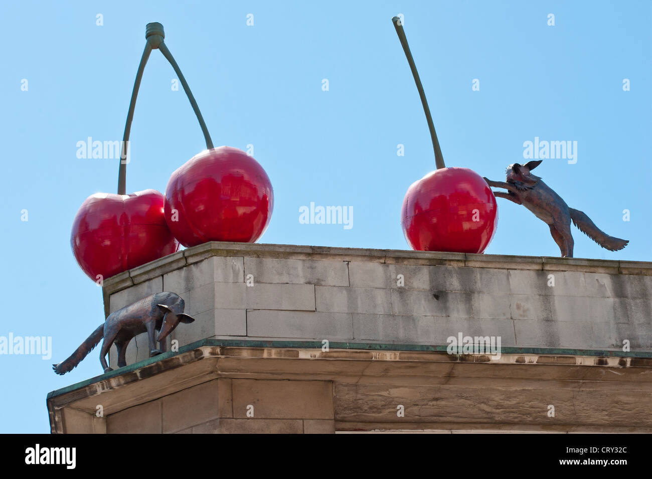 LONDRA, Regno Unito - 30 GIUGNO 2012: Sculture di volpi e ciliegie (artista Lucy Casson) sopra il mercato di Brixton in Electric Avenue Foto Stock