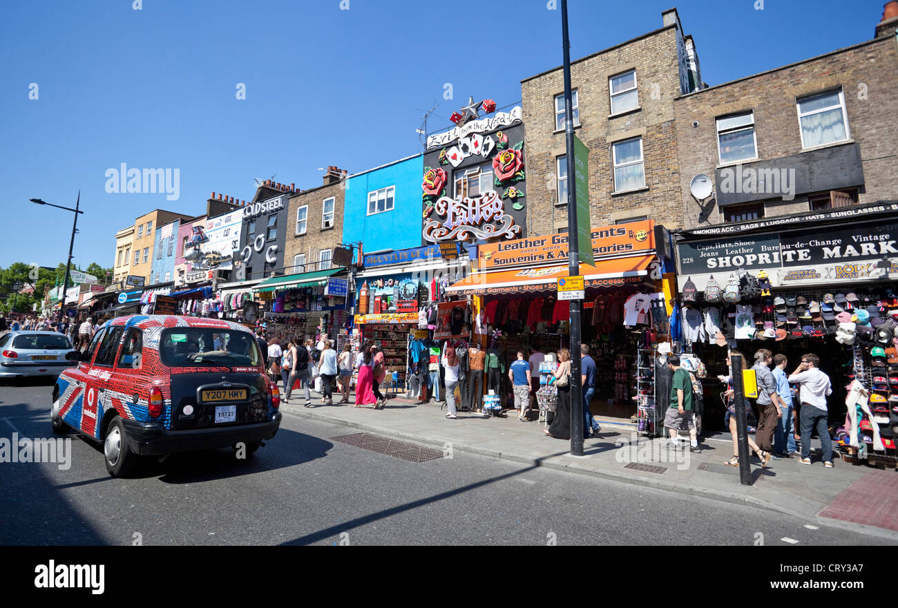 Scena di strada: negozi di Camden High Street, Camden Town, Londra, Inghilterra, Regno Unito. Foto Stock