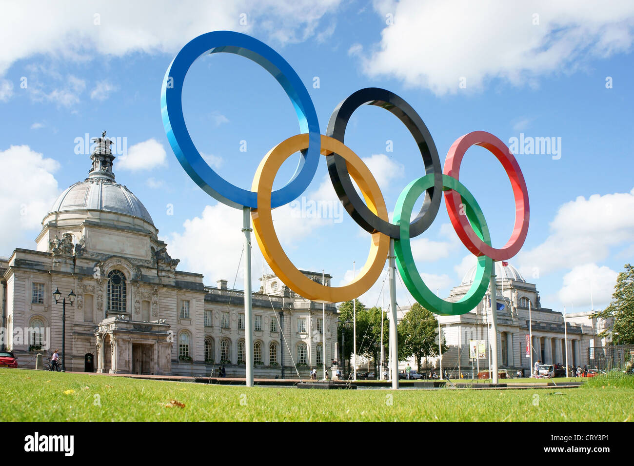 Anelli olimpici presso il centro civico, Cardiff, eretta nel 2012 come Cardiff il Millenium Stadium è a host Olympic partite di calcio Foto Stock