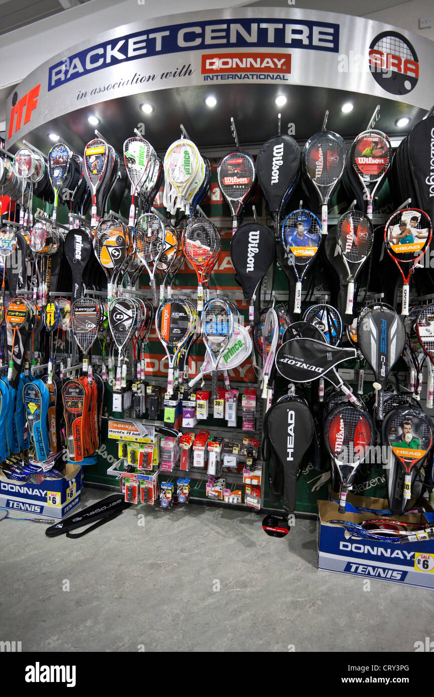Centro di racchetta in uno sport Direct.com store, Borehamwood, England, Regno Unito Foto Stock