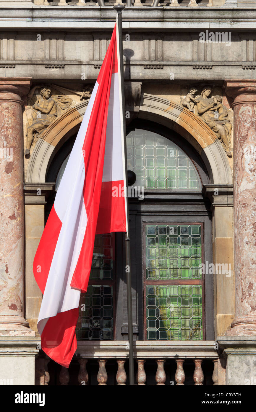 La bandiera di Anversa battenti alto sopra il municipio di Anversa, Belgio Foto Stock