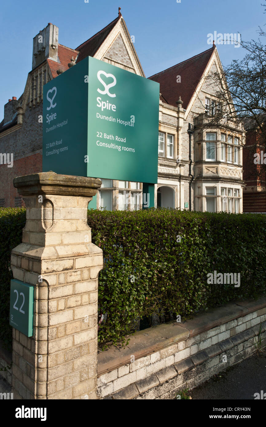 Esterno di Dunedin Hospital, una parte della guglia Healthcare, in Reading, Berkshire, Inghilterra, GB, Regno Unito Foto Stock