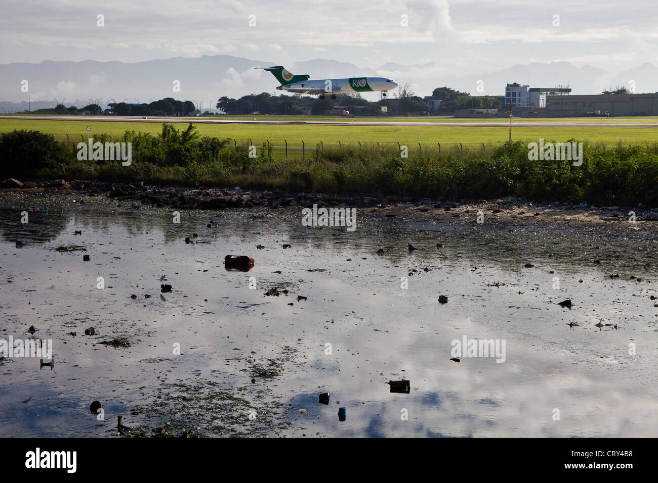 Rifiuti e fanghi fetida accanto all'Aeroporto Internazionale di Rio de Janeiro situato in riva della baia di Guanabara, Brasile. Foto Stock