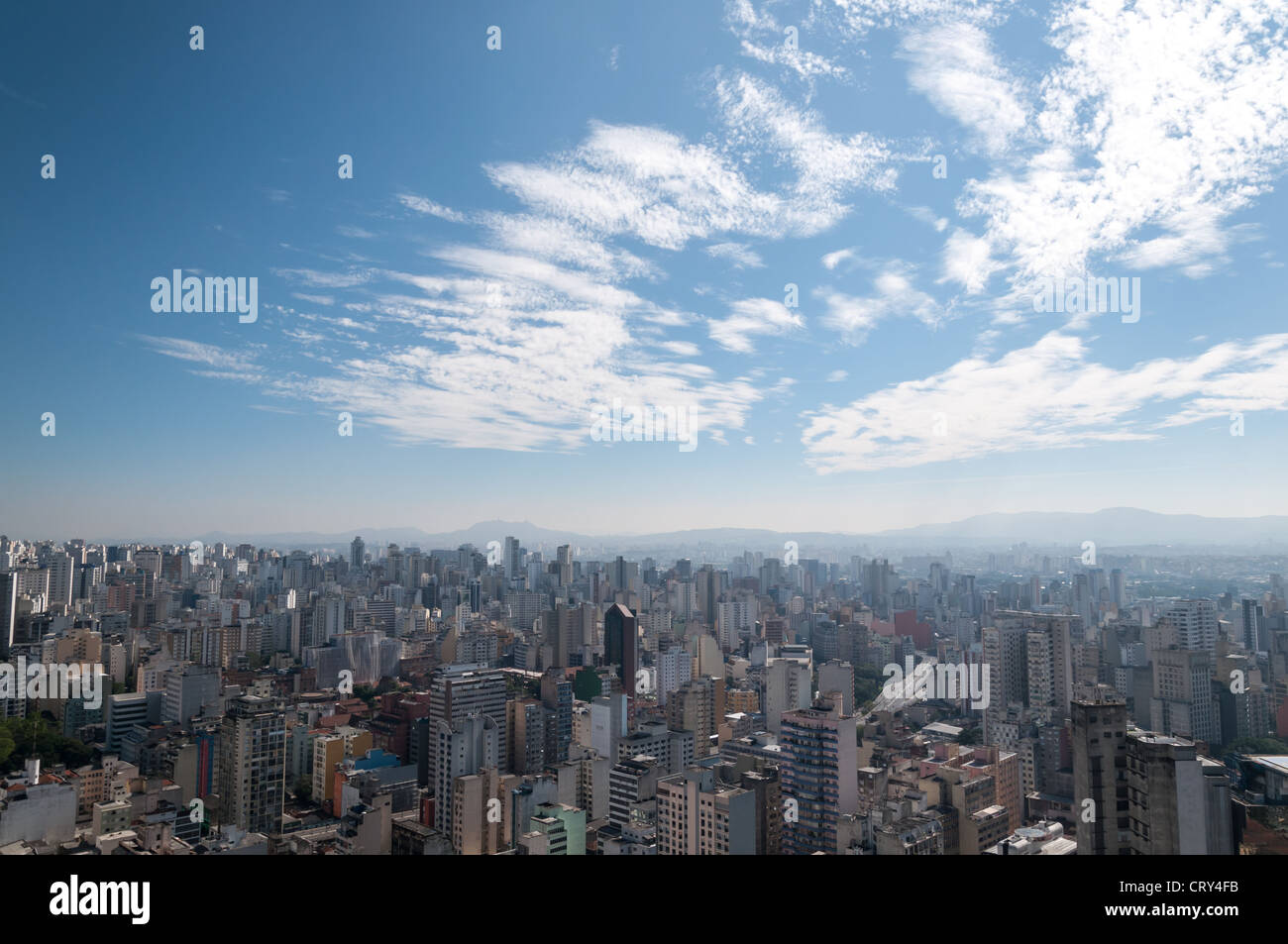 Vista aerea della zona nord-ovest di Sao Paulo. Picco di Jaraguá in background. Foto Stock