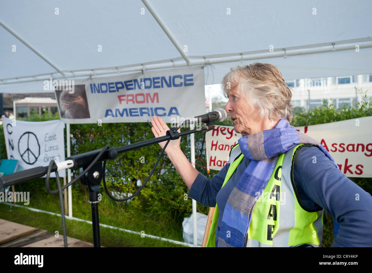 Lindis Percy un ex ostetrica e ora fervente attivista di pace dà un discorso al di fuori del Menwith Hill base militare degli Stati Uniti Foto Stock