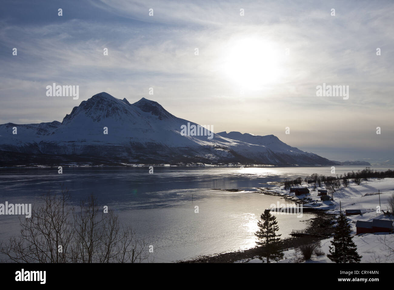 Vista su Tromso Sound a Tromso e le Alpi Lyngen dall isola Kvaloya nel Circolo Polare Artico nord della Norvegia Foto Stock