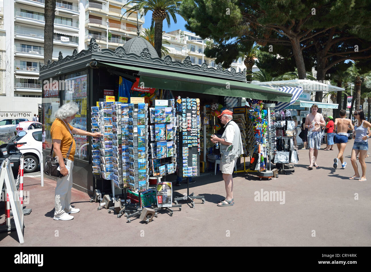 Promenade edicola, Boulevard de la Croisette, Cannes, Côte d'Azur, Alpes-Maritimes, Provence-Alpes-Côte d'Azur, in Francia Foto Stock