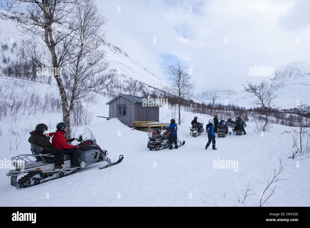 Pitstop per motoslitta gruppo tra alpi artiche nel Circolo Polare Artico vicino a Holt nella regione di Tromso, Norvegia settentrionale Foto Stock