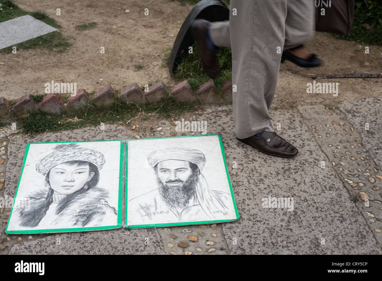 L'artista di strada del disegno del defunto leader di Al Qaeda Osama Bin Laden, in Cina a Shanghai. Foto Stock