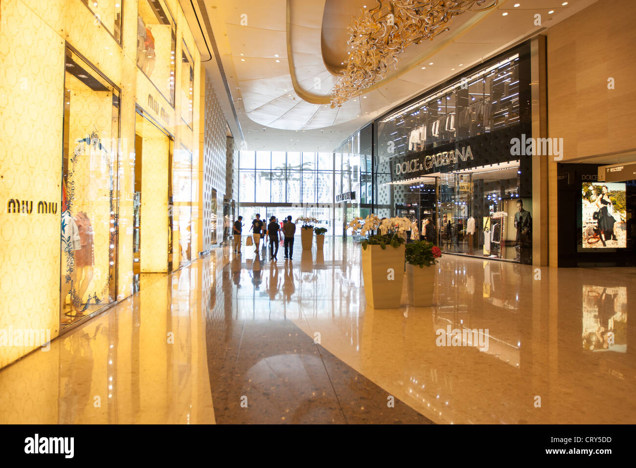 Sistemazione di centro commerciale per lo shopping di lusso con il nome di marca negozi, a Shanghai in Cina Foto Stock