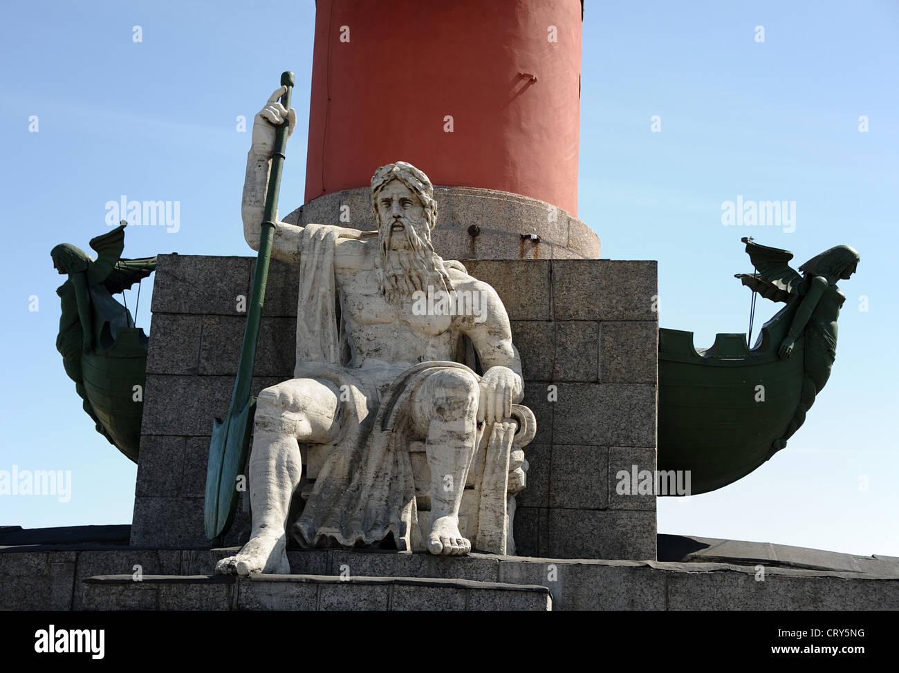 Mitico dio del mare su una delle colonne rostrale situato sulla Strelka, la punta orientale dell'isola Vasilievsky a San Pietroburgo Foto Stock