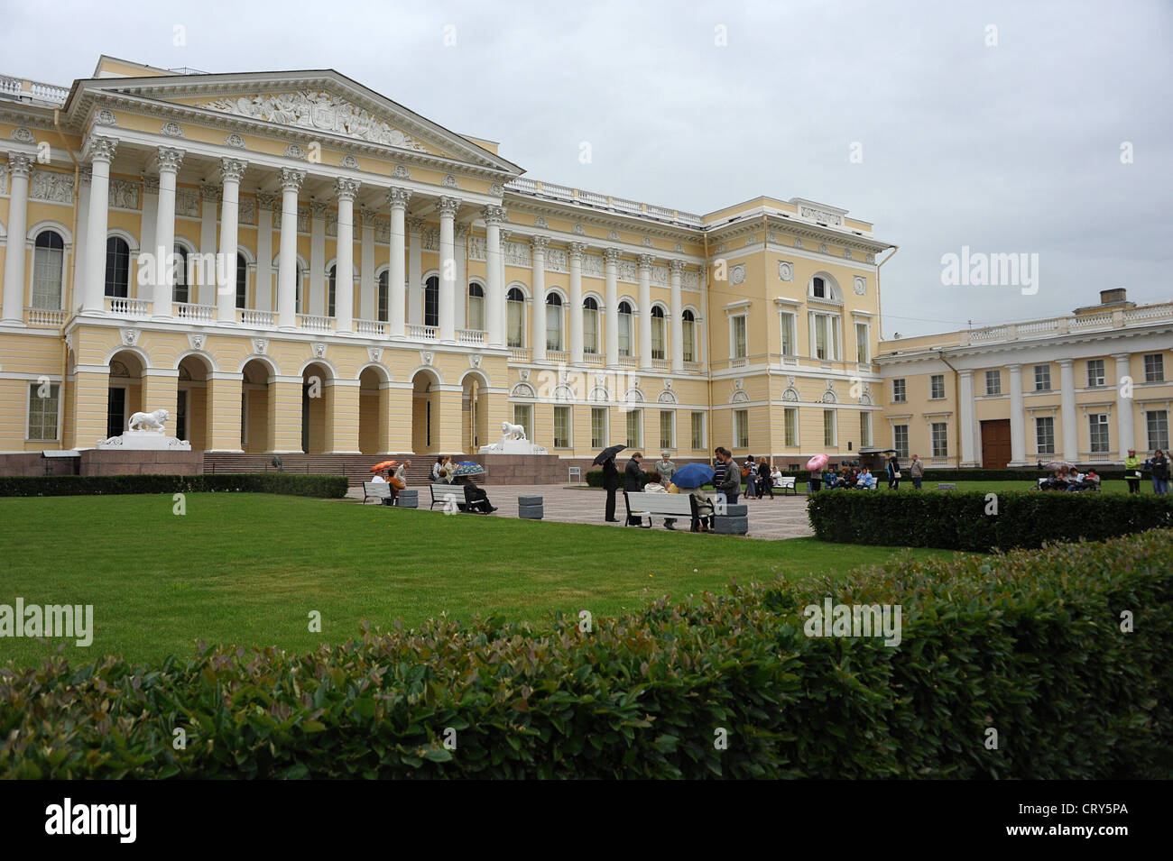Stile Impero Il Museo Russo ha cinque rami di cui il principale è Palazzo Mikhailovsky (Michael's Palace) alloggiato qui. Foto Stock