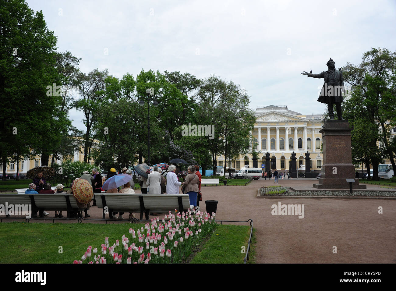 Vista del Palazzo Mikhailovsky (Museo Russo) di fronte a Piazza delle Arti in cui la statua di Alexander Pushkin stand. Foto Stock