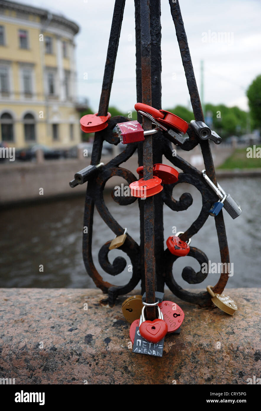 Amore i lucchetti sul ponte. San Pietroburgo, Russia Foto Stock