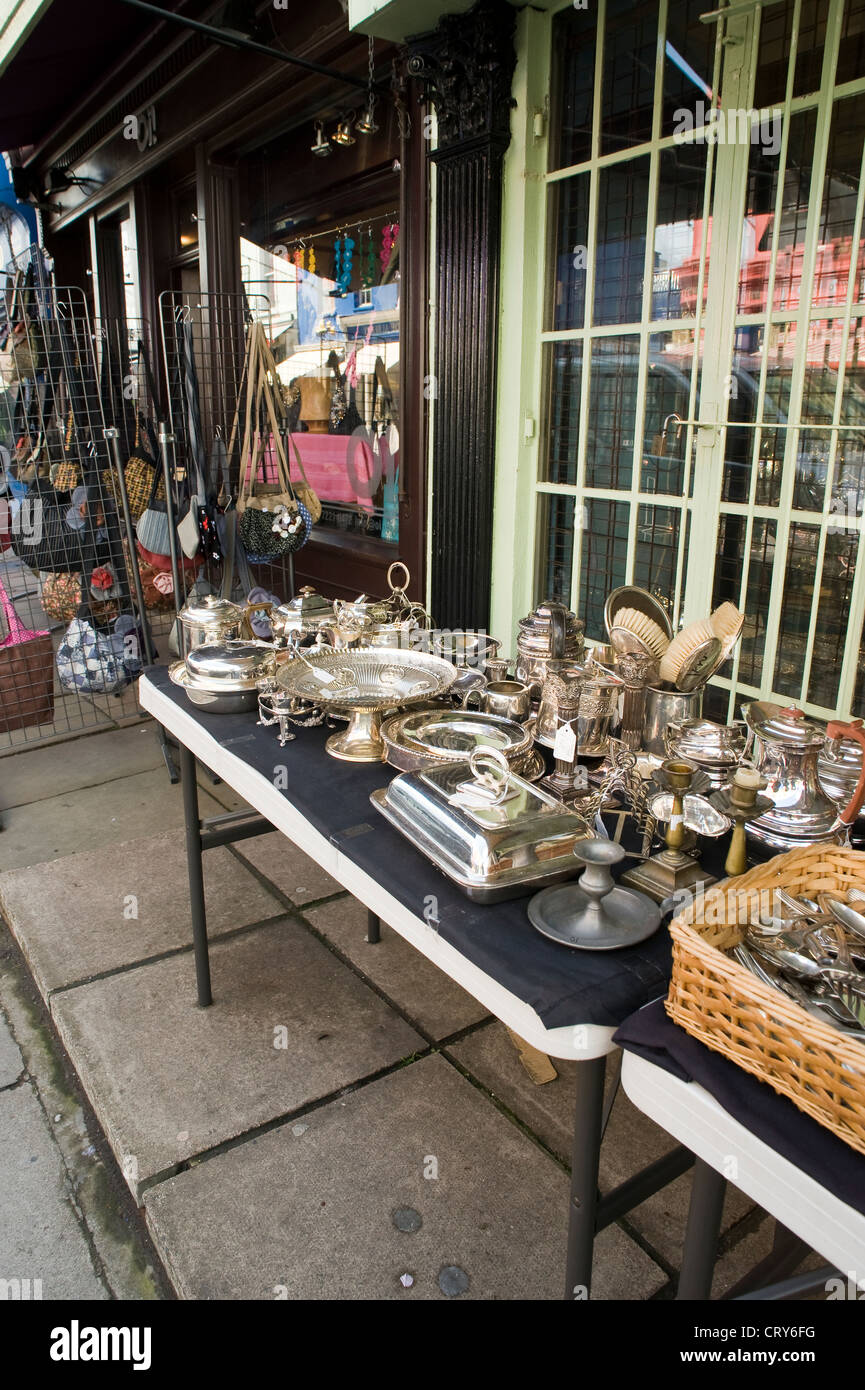 Negozio di antiquariato, Mercato di Portobello Road, Londra, Regno Unito. Foto Stock