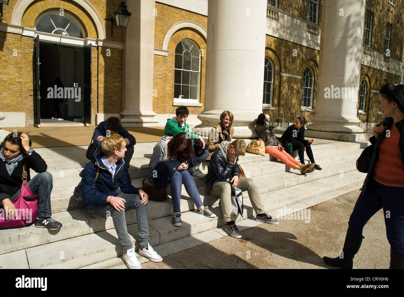 Gli studenti al di fuori della Saatchi Gallery di Londra REGNO UNITO Foto Stock