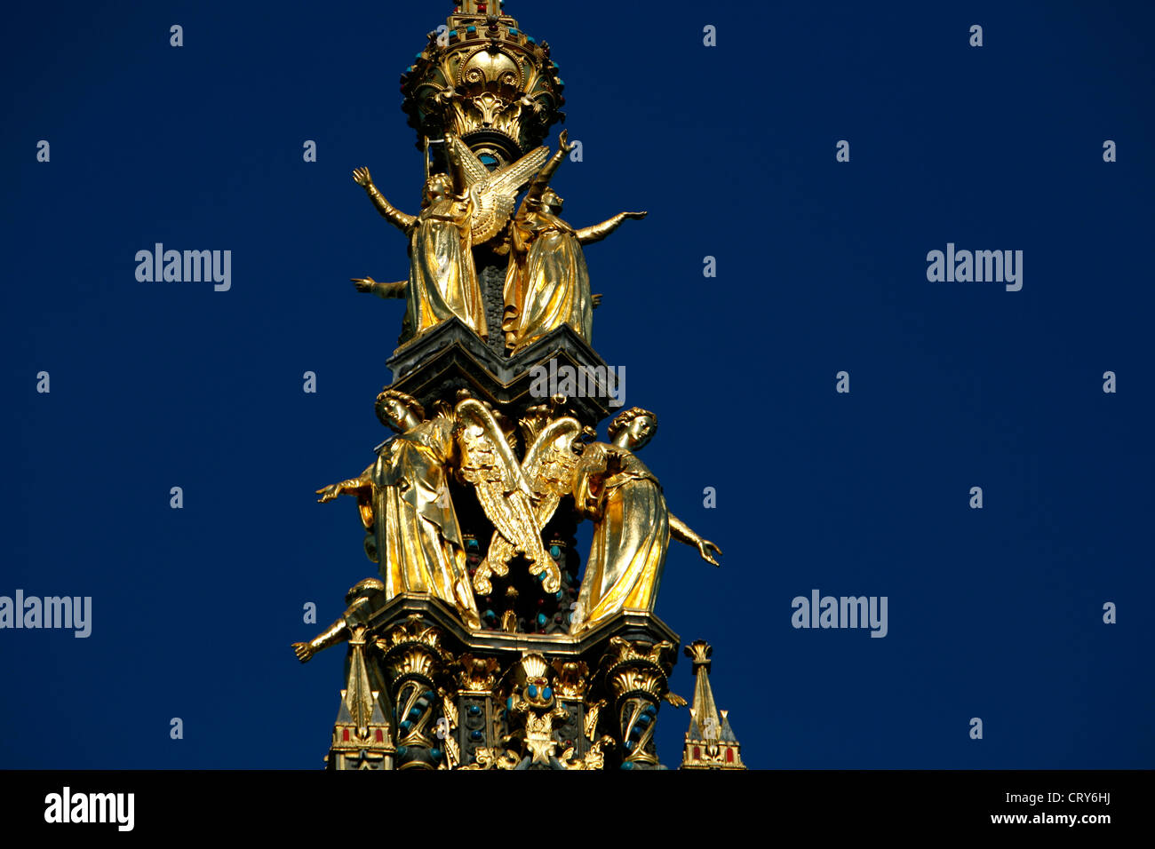 Angelo dorato sculture sulla sommità del Albert Memorial, i giardini di Kensington, London, Regno Unito Foto Stock