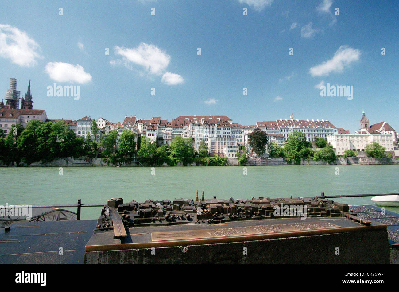 Vista sul Reno fino alla città vecchia di Basilea Foto Stock