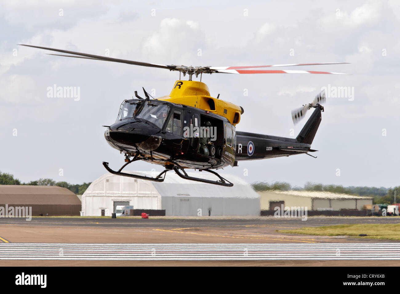 Bell 412 Griffin elicottero del MOD/ RAF hover taxi Foto Stock