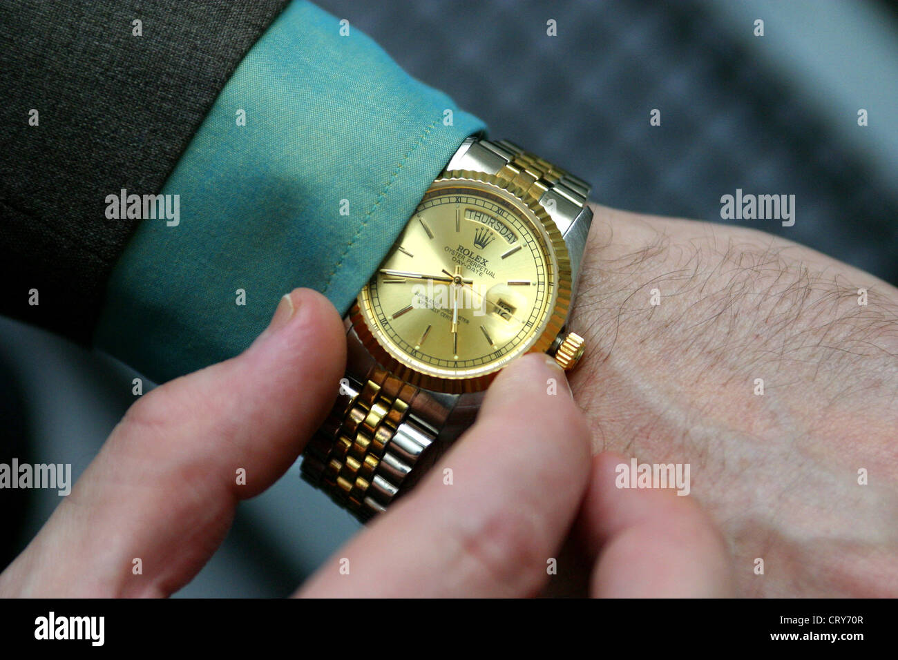 Uomo d'affari con un orologio rolex Foto stock - Alamy