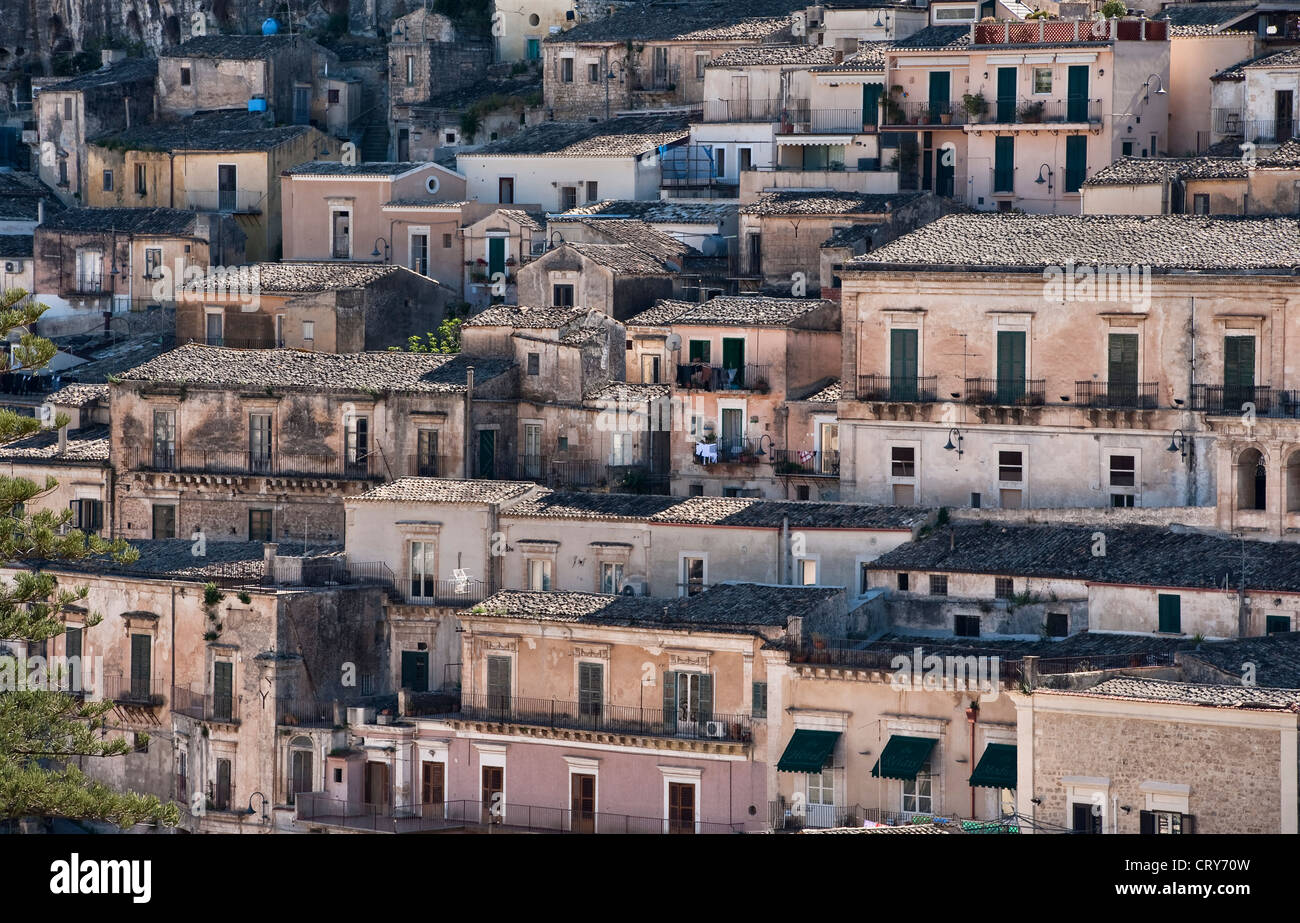 Vecchie case nella città barocca di Modica, Sicilia, Italia, patrimonio dell'umanità dell'UNESCO Foto Stock