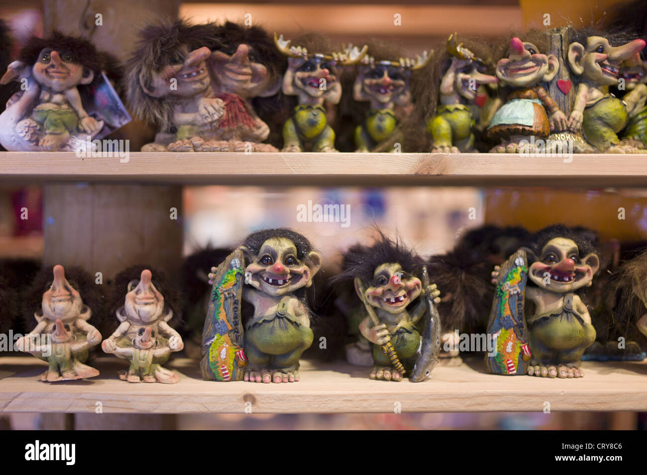 Troll tradizionale sul display in Tromso negozio di articoli regalo e souvenir in Strandgata in Tromso, Norvegia Foto Stock
