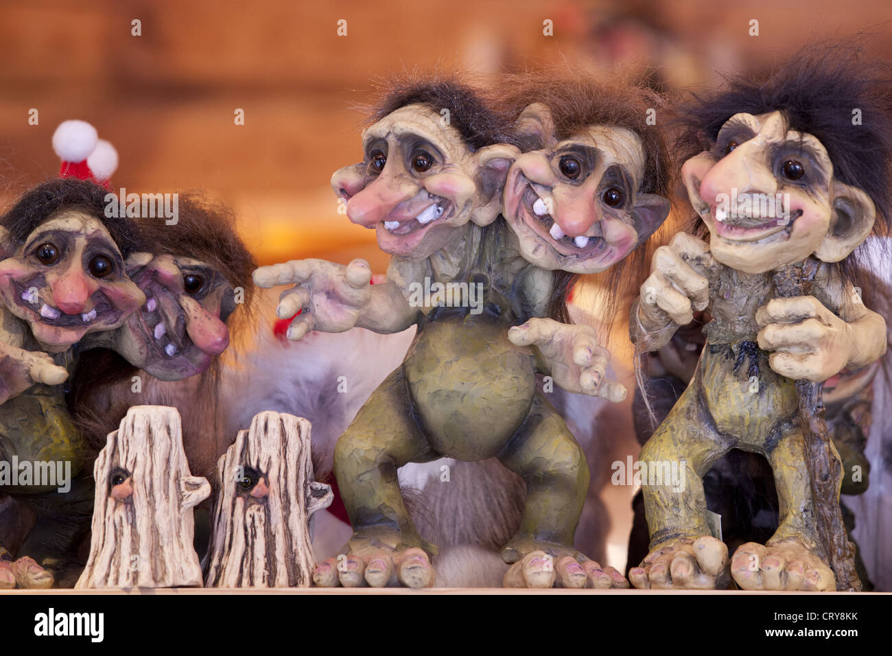 Troll tradizionale sul display in Tromso negozio di articoli regalo e souvenir in Strandgata in Tromso, Norvegia Foto Stock