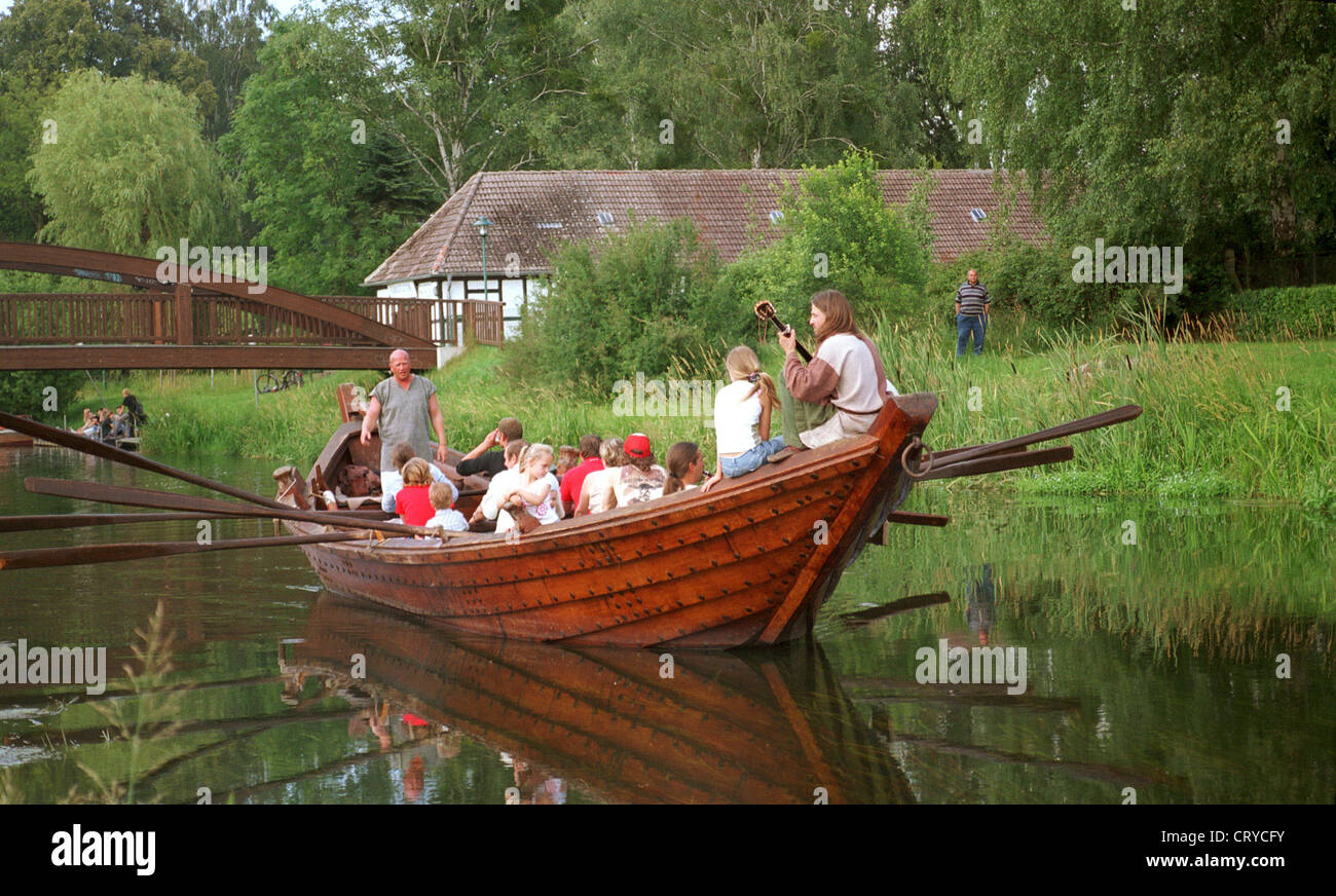 Torgelow, la barca di legno con i turisti Foto Stock