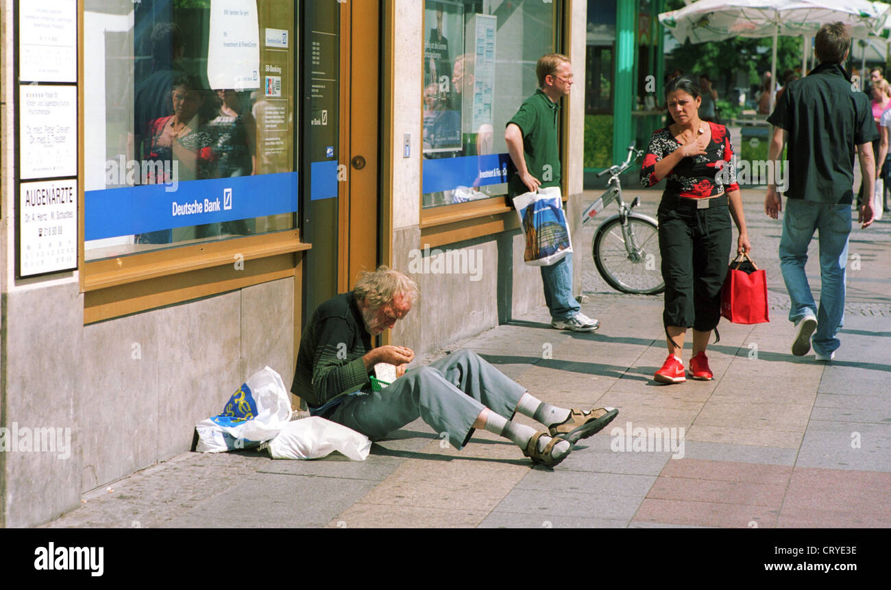 Berlino, invecchiato mendicante conta denaro Foto Stock
