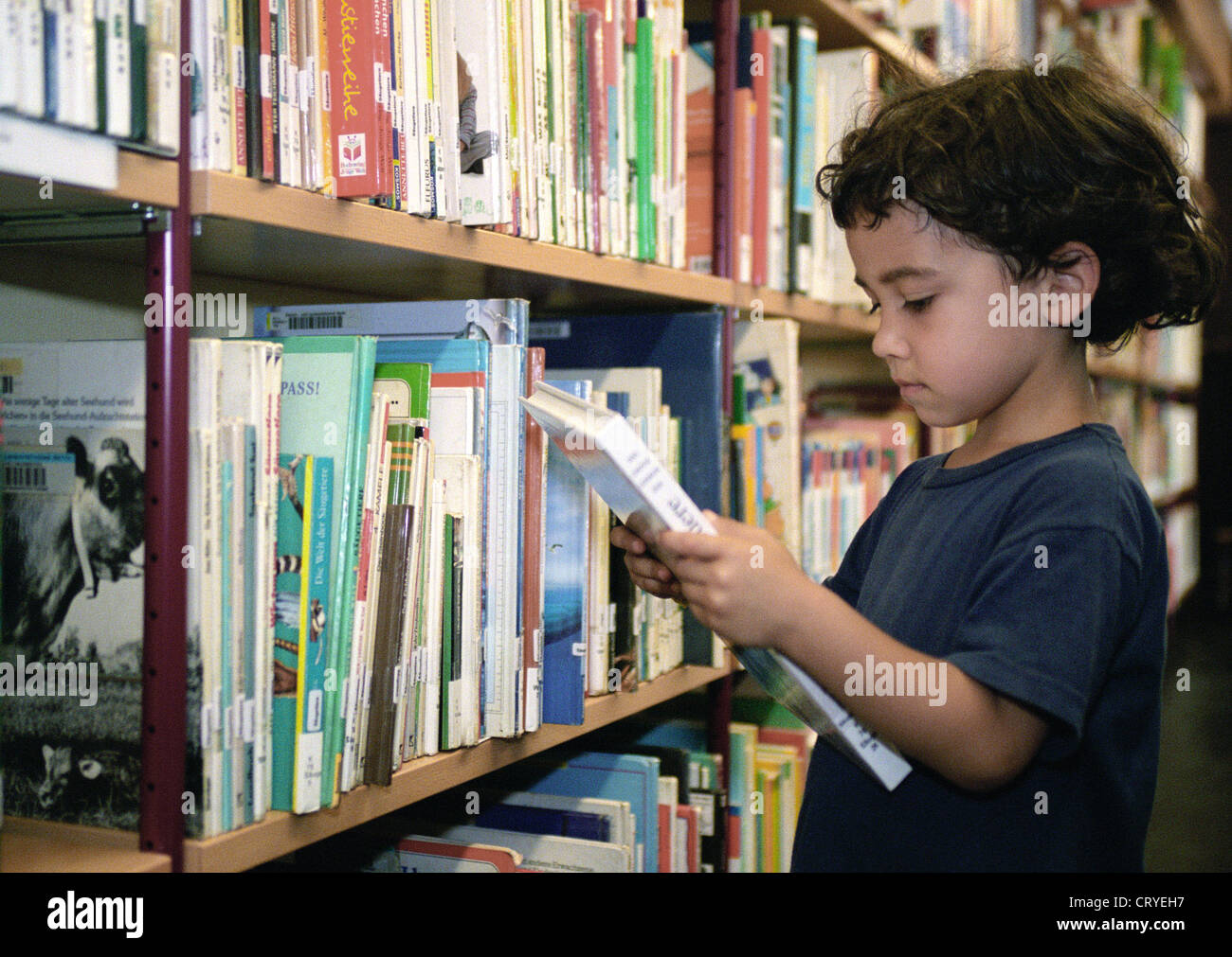 I bambini nella biblioteca della American Memorial Library (T) Foto Stock