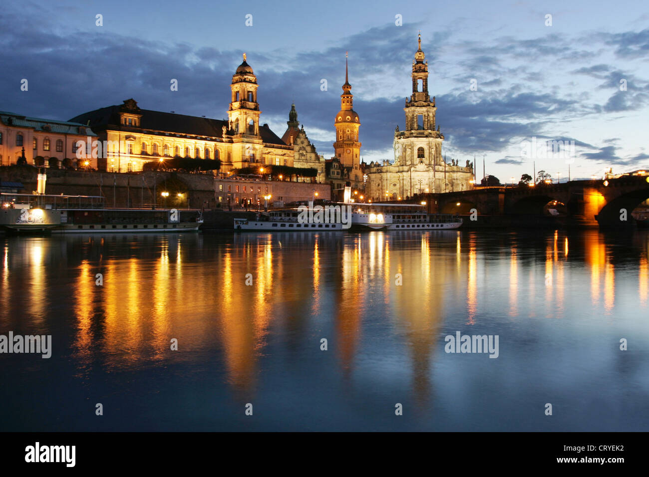 A Dresda, il centro storico di Dresda durante la notte illuminata Foto Stock