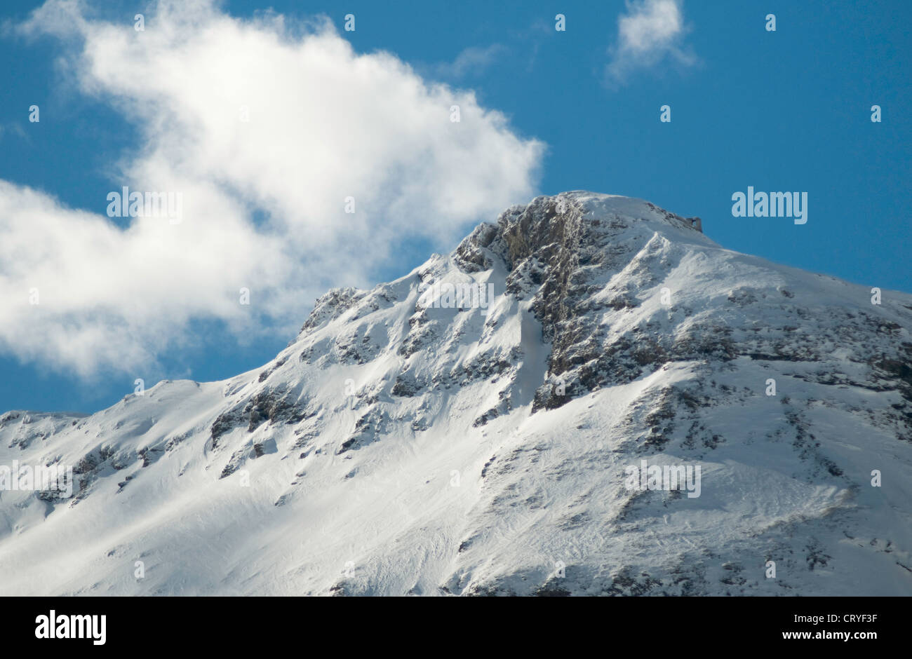 Una coperta di neve montagna e cielo blu nelle Alpi francesi Foto Stock