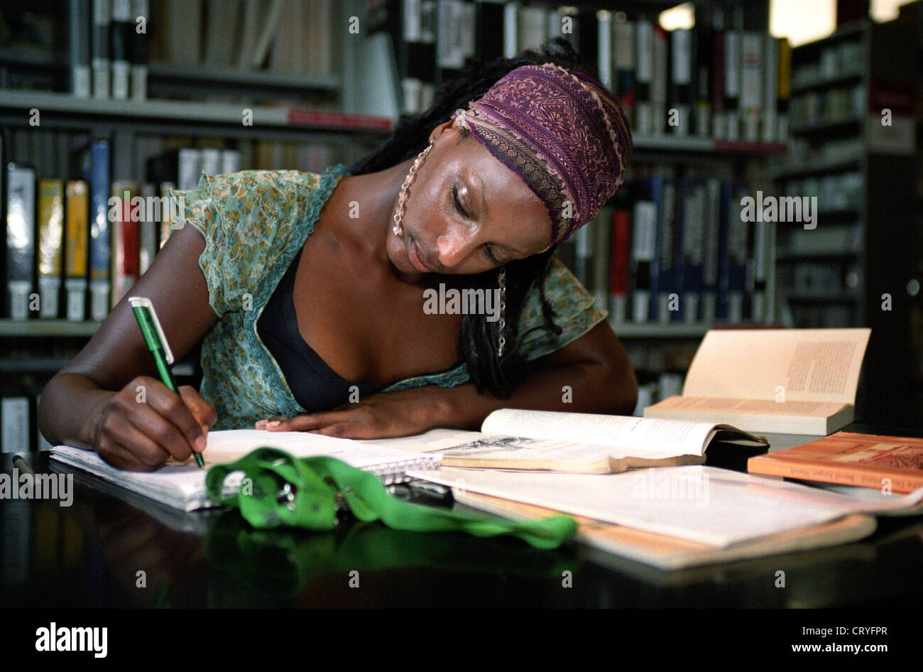Una donna di colore ricercato in America Memorial Library (T) Foto Stock