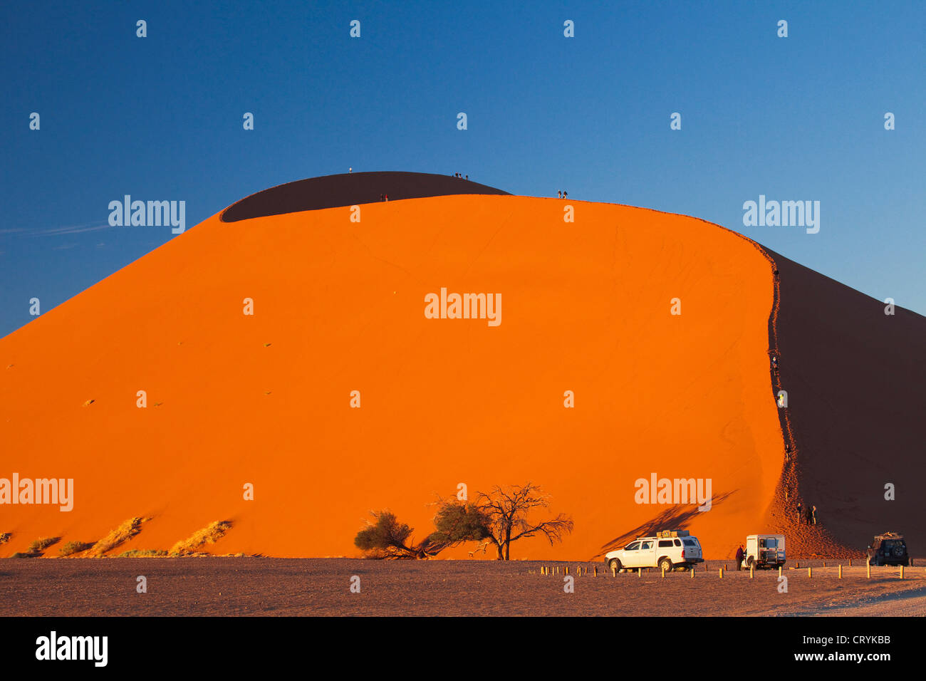 Turisti duna di arrampicata 45 di sunrise Foto Stock