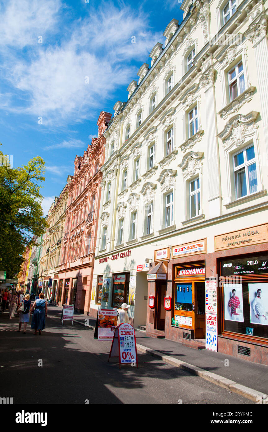 Nabrezi Jana Palacha street con un sacco di negozi di souvenir e articoli da regalo città termale di Karlovy Vary Repubblica Ceca Europa Foto Stock