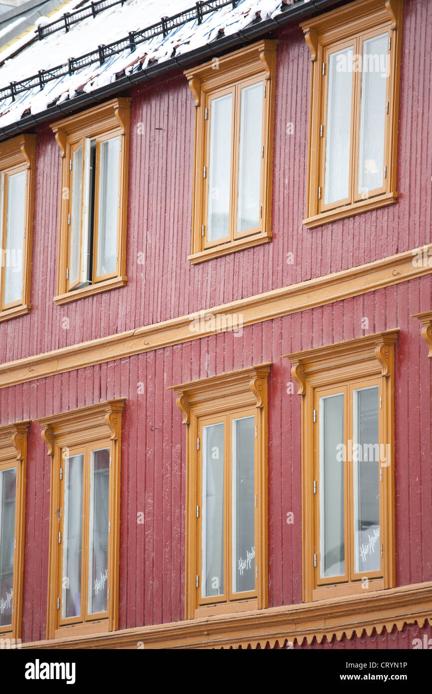 Architettura tradizionale e le protezioni di neve sul tetto in Storgata nella città di Tromso, nel Circolo Polare Artico nel nord della Norvegia Foto Stock