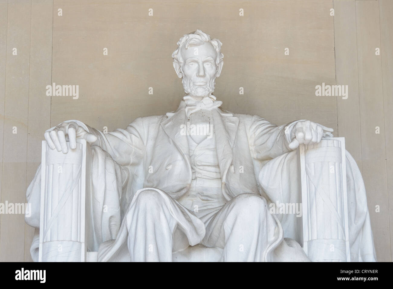 WASHINGTON DC, Stati Uniti d'America - Abraham Lincoln statua di Lincoln Memorial vista frontale. Dettaglio della statua di un insediato il Presidente Abraham Lincoln guardando fuori dal Lincoln Memorial verso il Monumento di Washington e gli Stati Uniti Capitol. Foto Stock