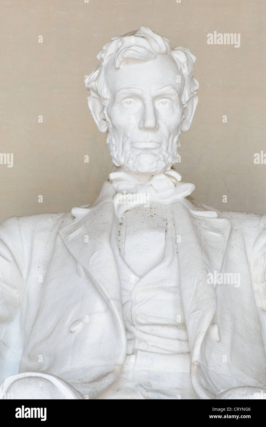 WASHINGTON DC, Stati Uniti d'America - Abraham Lincoln statua di Lincoln Memorial vicino vista frontale. Dettaglio della statua di un insediato il Presidente Abraham Lincoln guardando fuori dal Lincoln Memorial verso il Monumento di Washington e gli Stati Uniti Capitol. Foto Stock