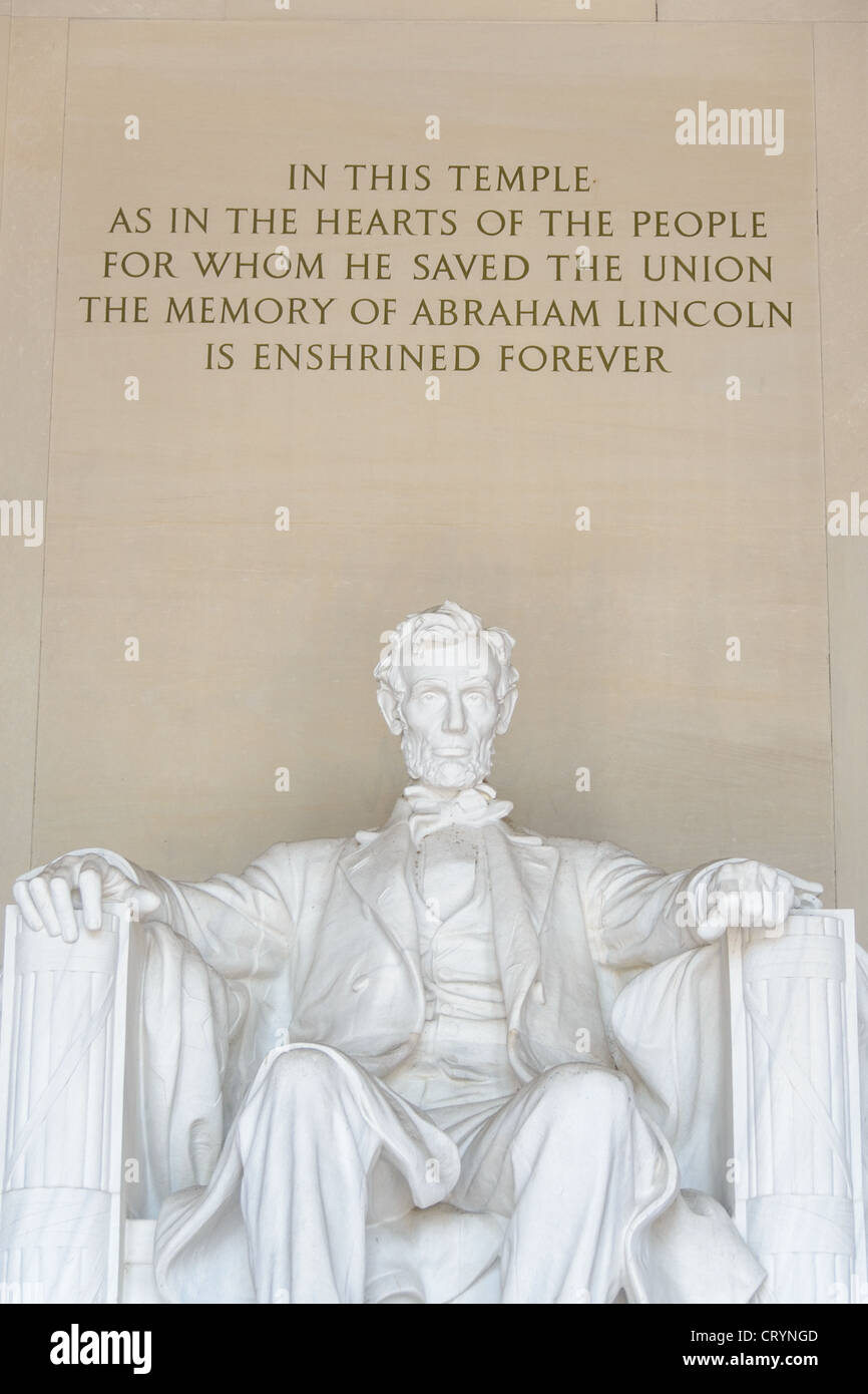 WASHINGTON DC, Stati Uniti d'America - Abraham Lincoln statua di Lincoln Memorial la figura e l'iscrizione. Dettaglio della statua di un insediato il Presidente Abraham Lincoln guardando fuori dal Lincoln Memorial verso il Monumento di Washington e gli Stati Uniti Capitol. Foto Stock