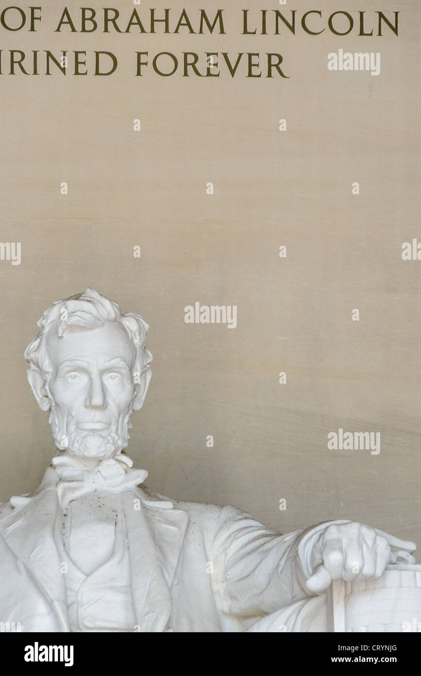 WASHINGTON DC, Stati Uniti d'America - Abraham Lincoln statua di Lincoln Memorial Copyspace. Dettaglio della statua di un insediato il Presidente Abraham Lincoln guardando fuori dal Lincoln Memorial verso il Monumento di Washington e gli Stati Uniti Capitol. Foto Stock