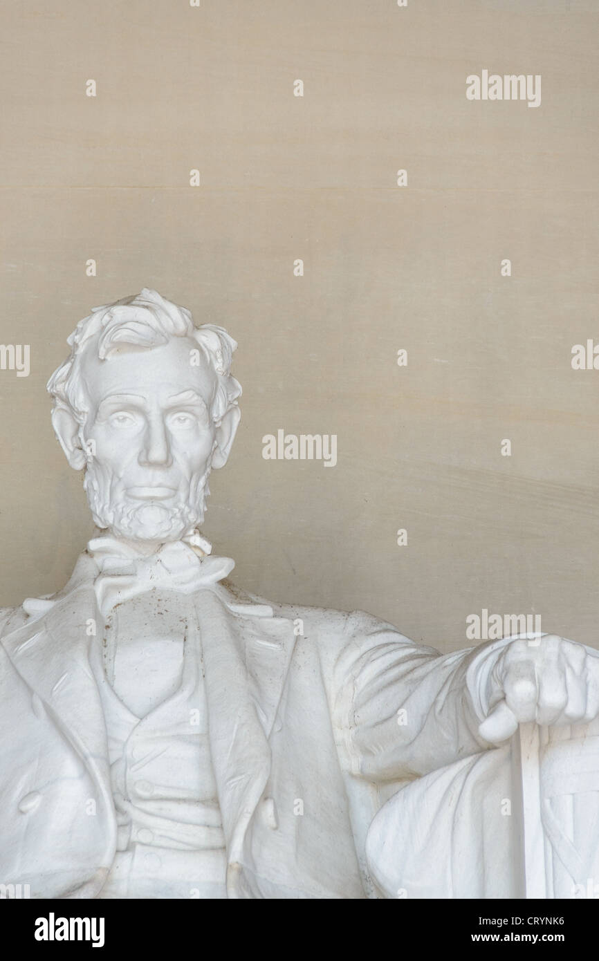 WASHINGTON DC, Stati Uniti d'America - Abraham Lincoln statua di Lincoln Memorial ritratto con Copyspace a destra. Dettaglio della statua di un insediato il Presidente Abraham Lincoln guardando fuori dal Lincoln Memorial verso il Monumento di Washington e gli Stati Uniti Capitol. Con copyspace sulla parte superiore destra del telaio. Foto Stock
