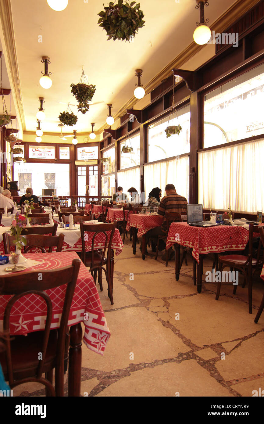 Interno del Cafe Riche, uno di quello del Cairo più antichi ristoranti fondata nel 1908 Foto Stock