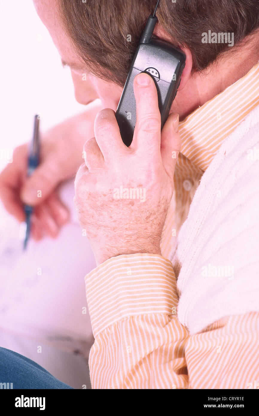 Persona anziana sul telefono Foto Stock