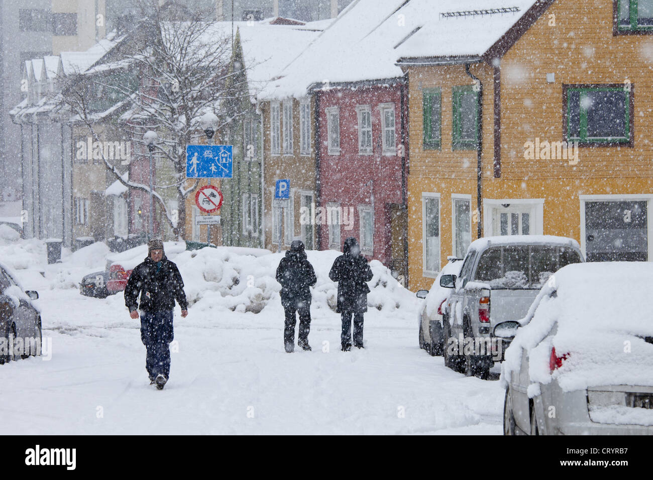 La gente del posto a piedi nella neve in Tromso entro il Circolo Polare Artico nel nord della Norvegia Foto Stock